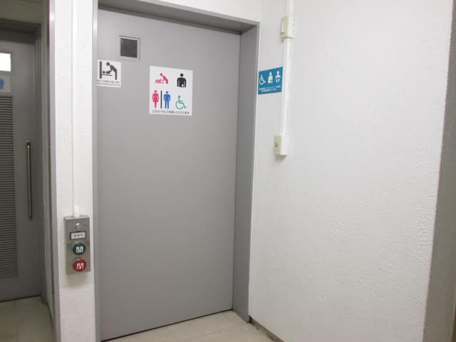 中央区役所本庁舎 のトイレ入口写真