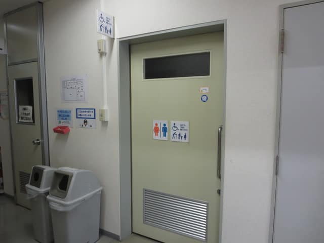京橋区民館 のトイレ入口写真