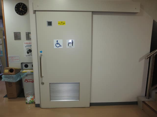 新富区民館 のトイレ入口写真