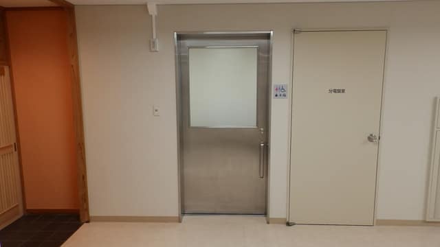 産業会館 のトイレ入口写真