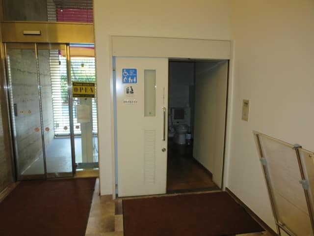 中央会館 のトイレ入口写真