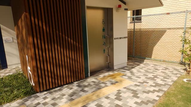 坂本町公園内公衆便所 のトイレ入口写真