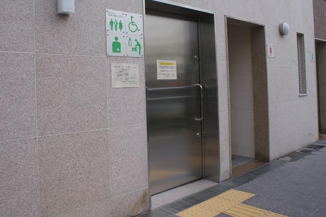 久安橋際公衆便所 のトイレ入口写真