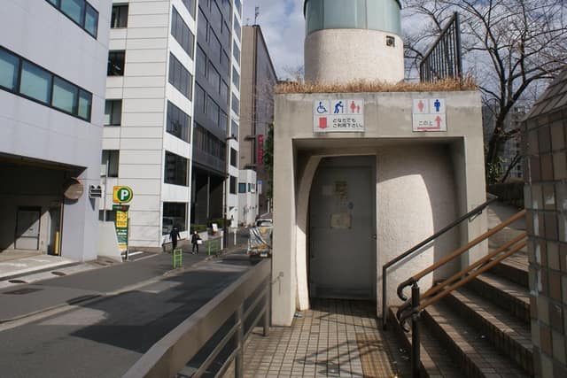 亀井橋際公衆便所 のトイレ入口写真