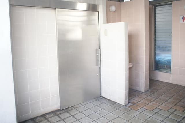 新場橋際公衆便所 のトイレ入口写真