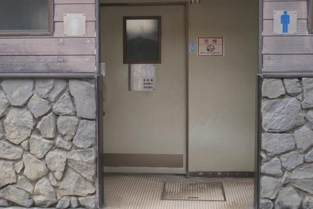 佃小橋際公衆便所 のトイレ入口写真