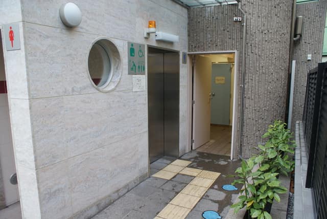 元豊玉橋際公衆便所 のトイレ入口写真