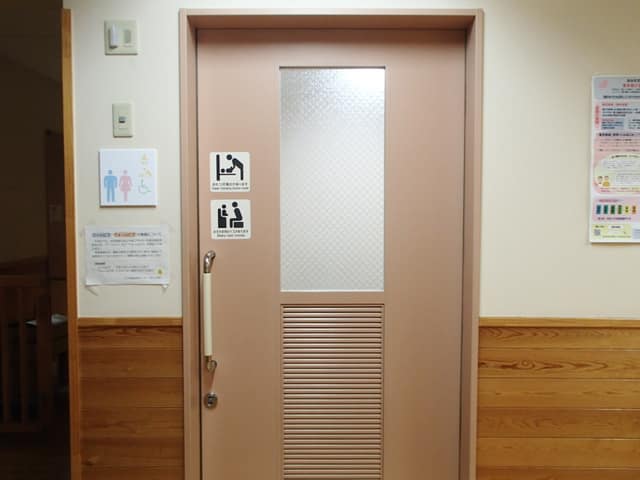 子ども家庭支援センター「きらら中央」勝どき分室 のトイレ入口写真