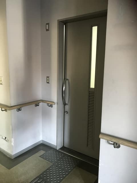障害者就労促進施設「さわやかワーク中央」 のトイレ入口写真