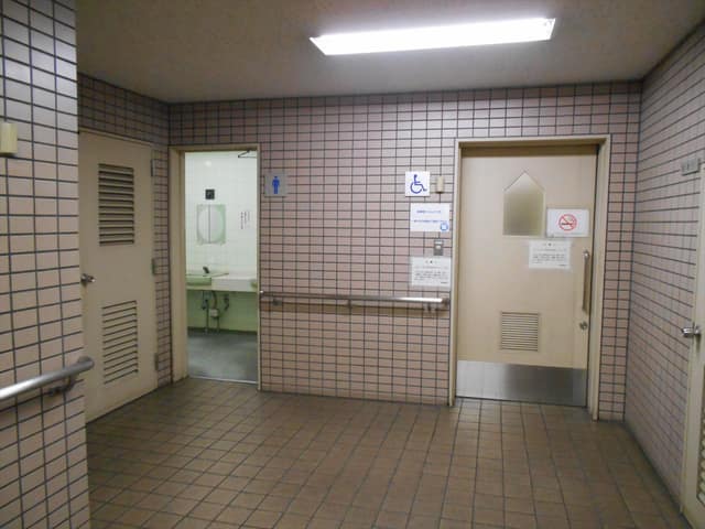 中央区営銀座地下駐車場 のトイレ入口写真