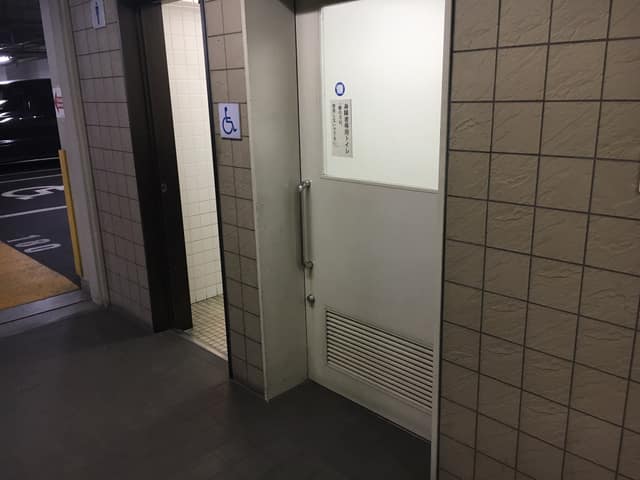 中央区営浜町公園地下駐車場 のトイレ入口写真