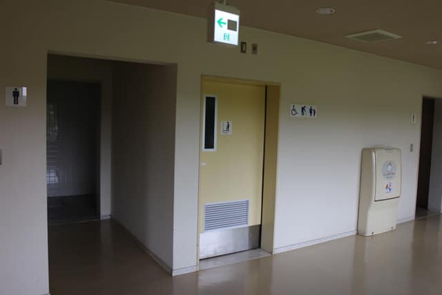 瑞江葬儀所 のトイレ入口写真
