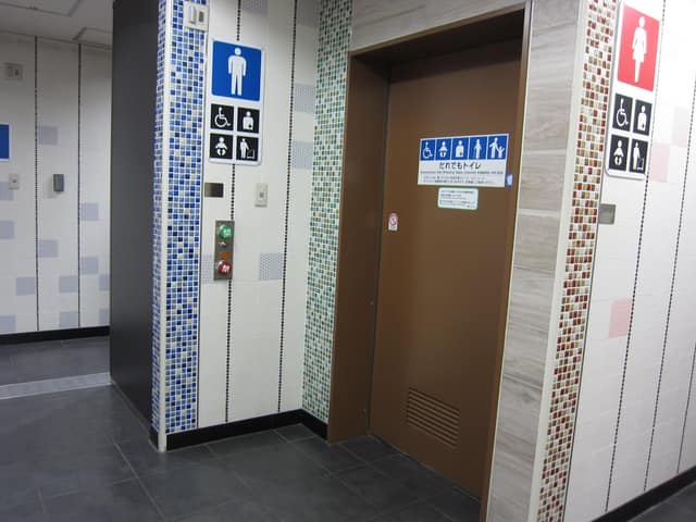 都営新宿線一之江駅 のトイレ入口写真