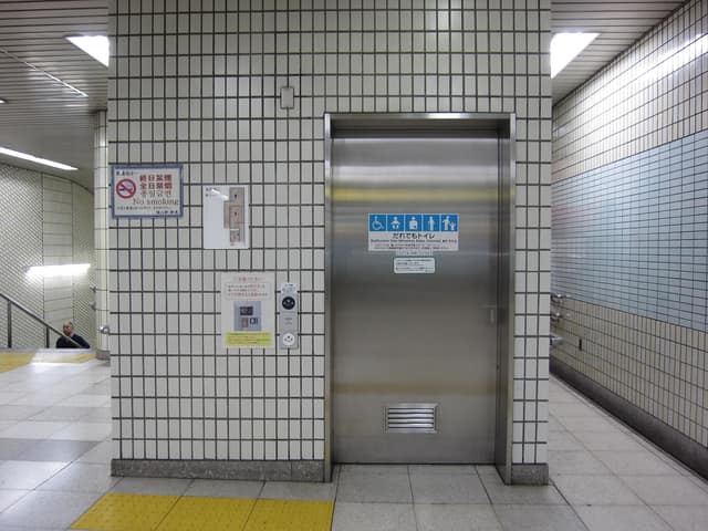 都営新宿線瑞江駅 のトイレ入口写真
