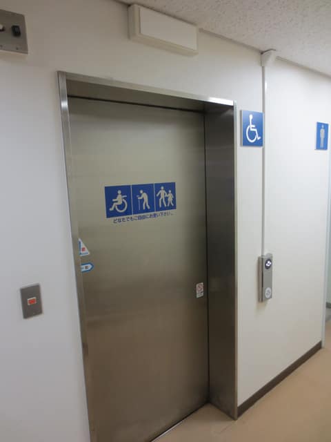江戸川区役所本庁舎 のトイレ入口写真