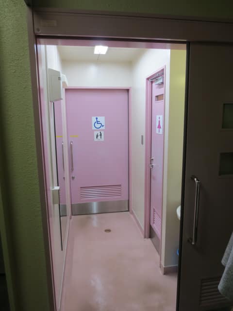 江戸川区役所第三庁舎 のトイレ入口写真