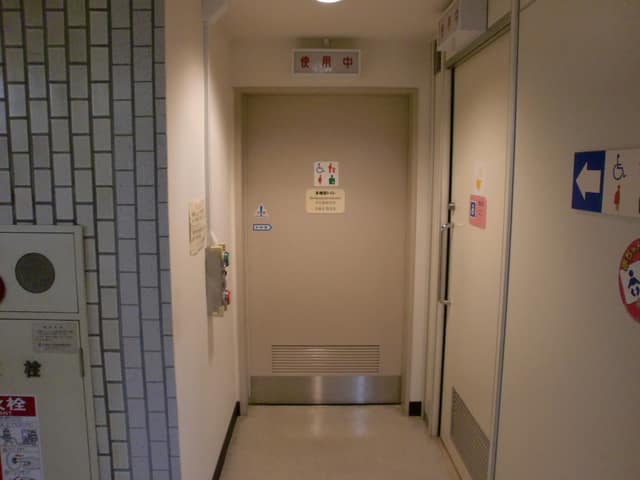 江戸川区小岩区民館 のトイレ入口写真