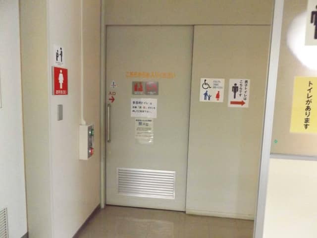 鹿骨区民館 のトイレ入口写真