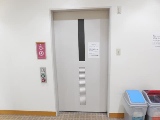 中央図書館 のトイレ入口写真