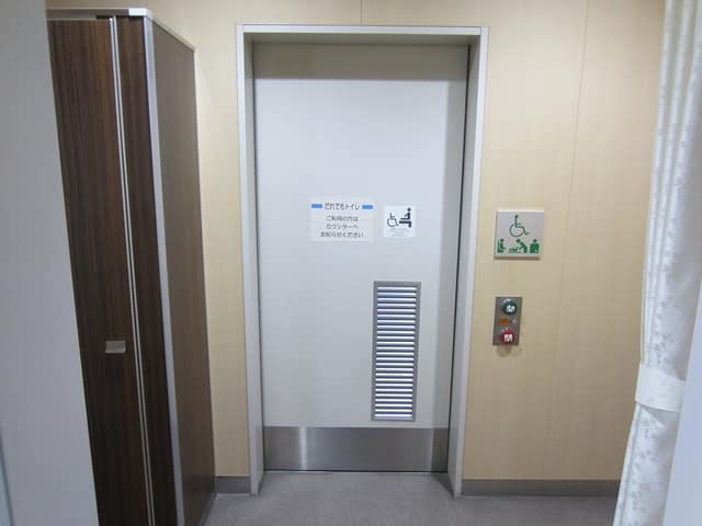 小岩図書館 のトイレ入口写真
