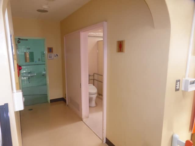 江戸川区文化共育部健全育成課共育プラザ葛西 のトイレ入口写真