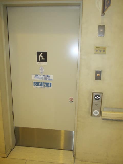 江戸川区総合区民ホール のトイレ入口写真