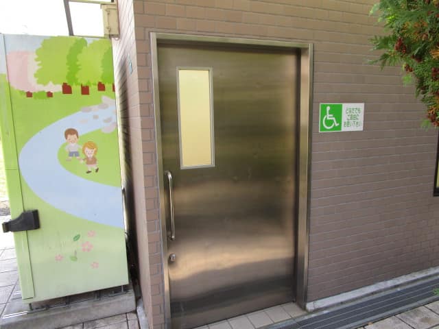 小松川ゆきやなぎ公園 のトイレ入口写真