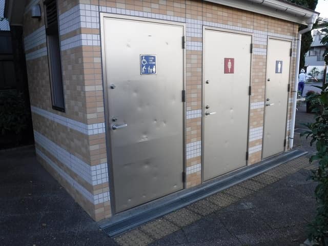 中央三丁目公園 のトイレ入口写真