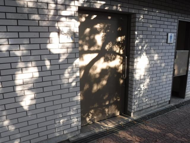 本一色児童遊園 のトイレ入口写真