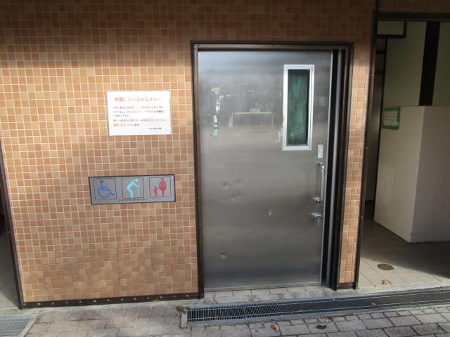 西一之江さくら公園 のトイレ入口写真