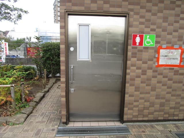 一之江フレンド公園 のトイレ入口写真