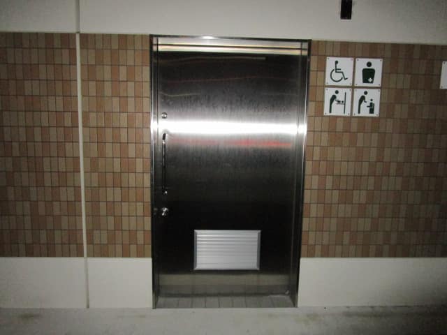 小松川境川親水公園 のトイレ入口写真