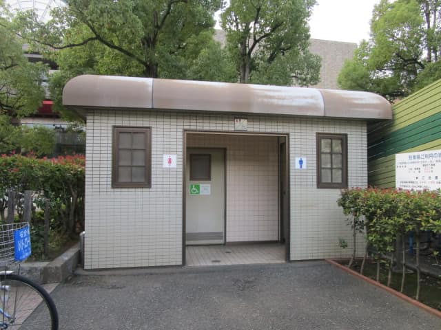 文化センター前公園(小松川境川親水公園) のトイレ入口写真