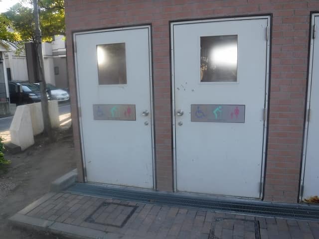 西瑞江五丁目公園 のトイレ入口写真