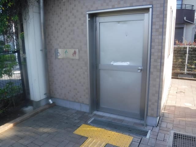 春江町五丁目南公園 のトイレ入口写真