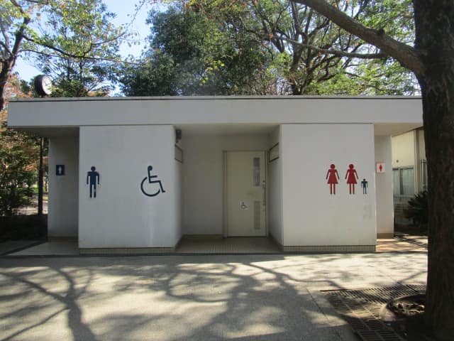 虹の広場(総合レクリエーション公園) のトイレ入口写真