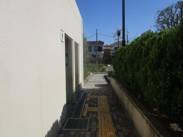 新田はらっぱ公園(総合レクリエーション公園) のトイレ入口写真