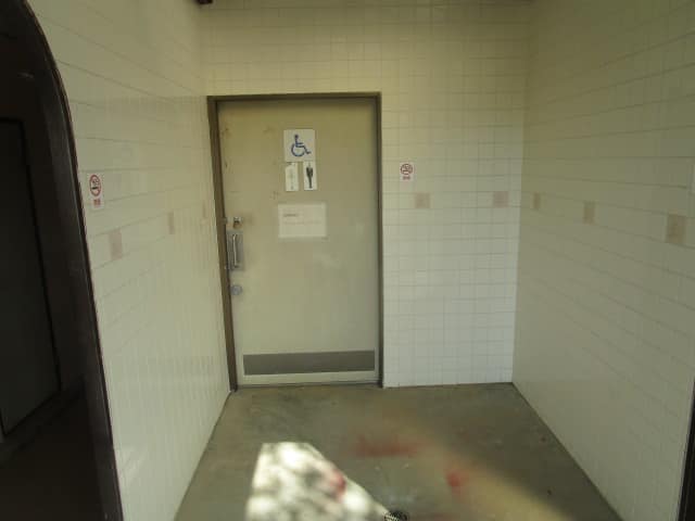 なぎさ公園(総合レクリエーション公園) のトイレ入口写真