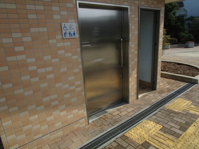 左近川くろまつひろば のトイレ入口写真