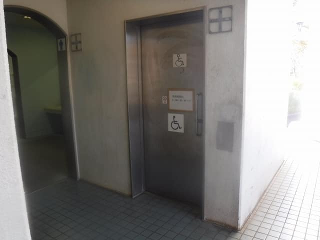 新左近川駐車場(新左近川親水公園) のトイレ入口写真