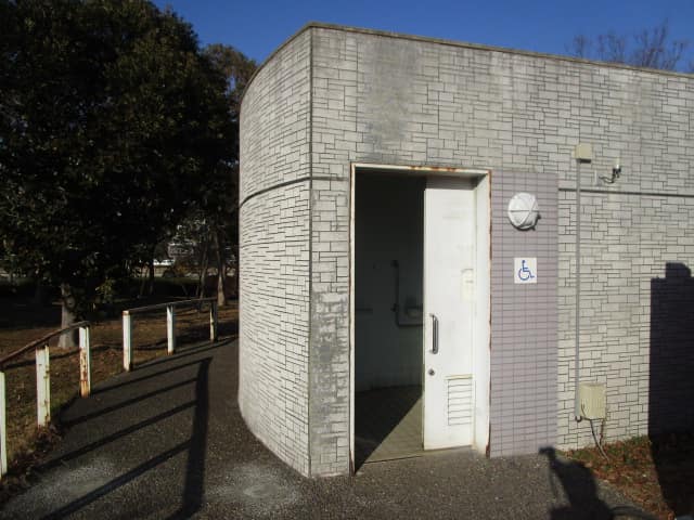 新左近川デイキャンプ場(新左近川親水公園) のトイレ入口写真