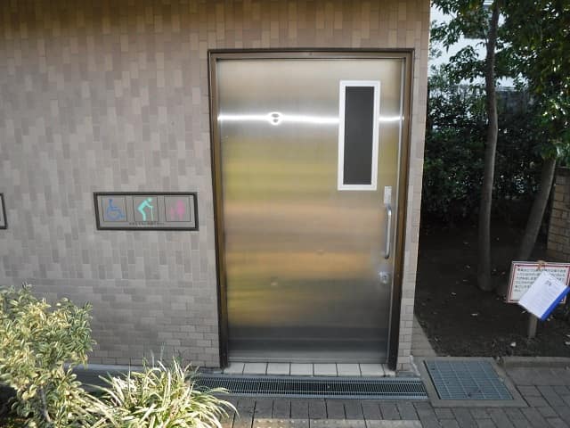 鹿骨あさがお公園 のトイレ入口写真