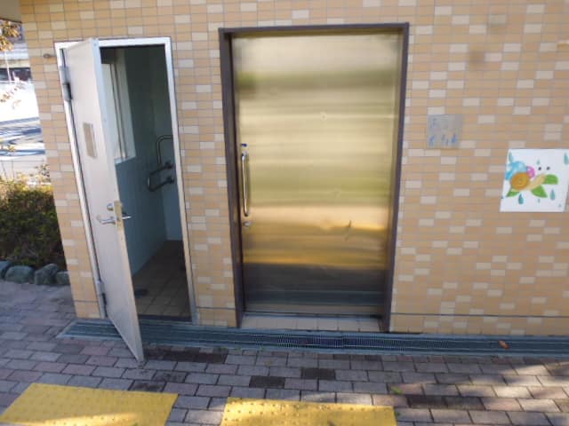 中図師さくら公園 のトイレ入口写真