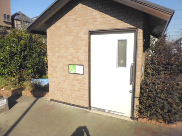 椿ひがし公園 のトイレ入口写真