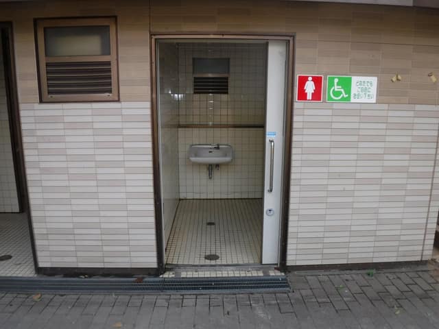 東部公園 のトイレ入口写真