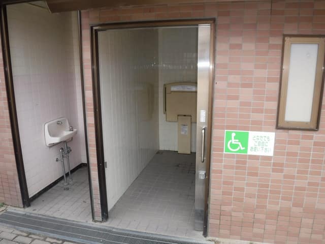 南篠崎さくら公園 のトイレ入口写真