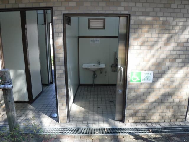 下鎌田へび土手公園 のトイレ入口写真
