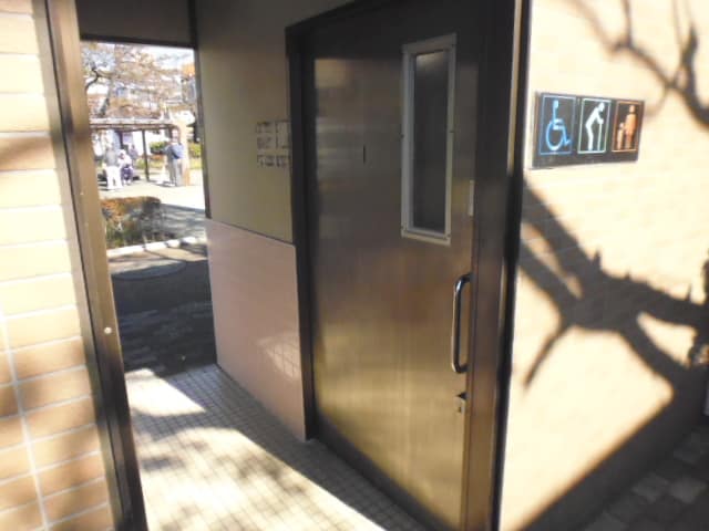 江戸川一丁目第二児童遊園 のトイレ入口写真