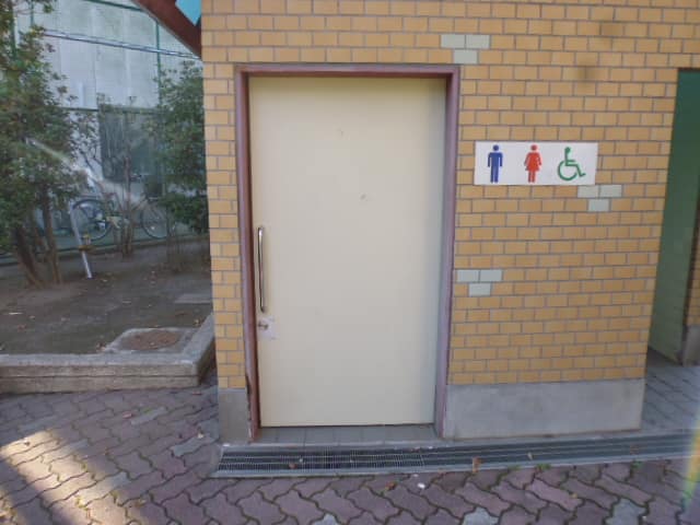 篠崎五丁目公園 のトイレ入口写真