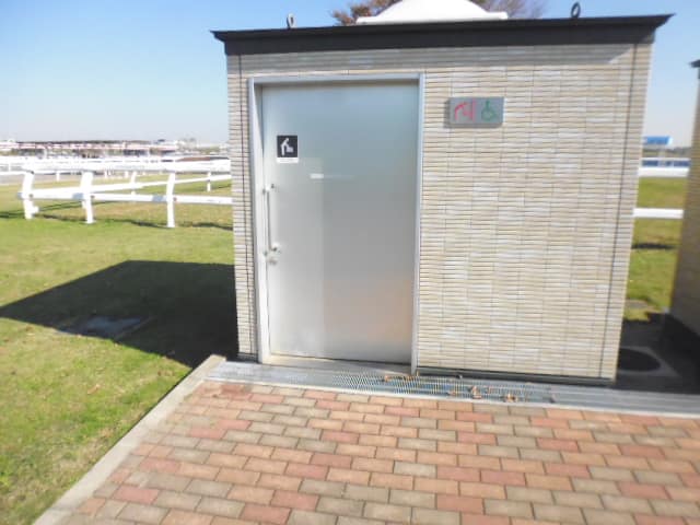 篠崎緑地 のトイレ入口写真
